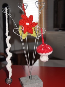 champignon et glaçon modèles DROPS - laine CHEVAL BLANC Comète et Sunny - poinsettia modèle inspiré du livre "Le crochet, c'est branché"